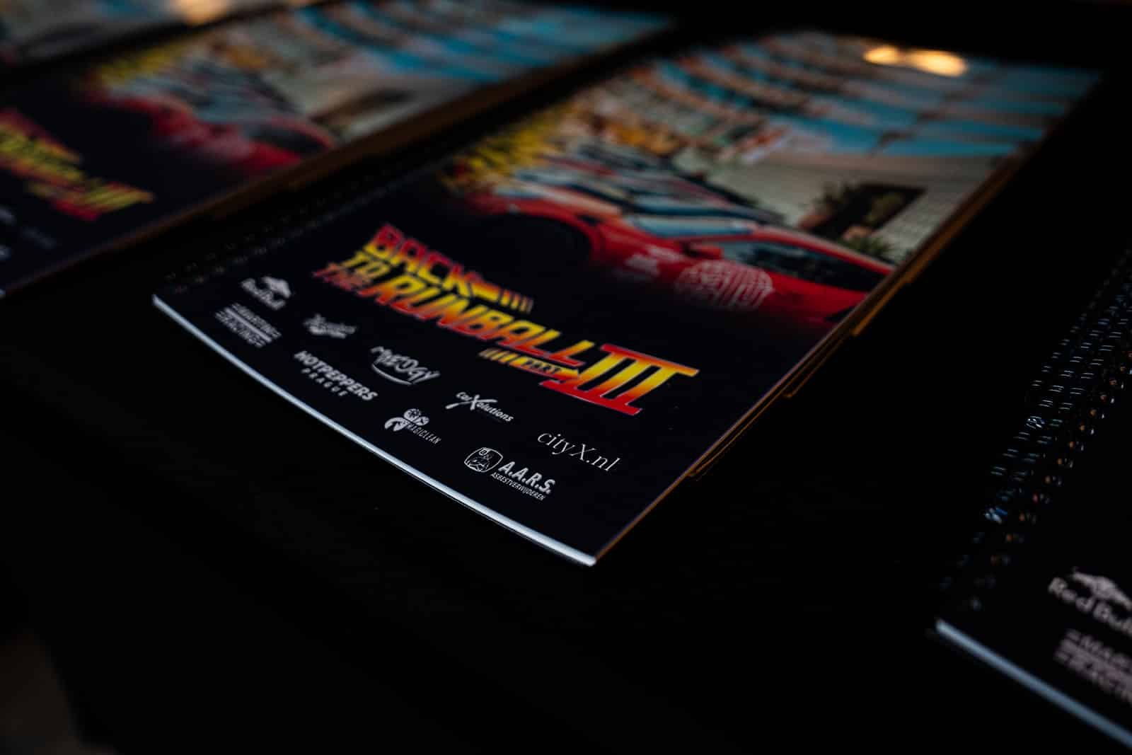 Terwijl de regendruppels de auto’s lichtjes bedekten, genoten de deelnemers binnen van een luxe ontbijt en de crew zorgde voor de check-ins en deelde roadbooks uit, waarmee iedereen werd voorbereid op de dag die voor hen lag.